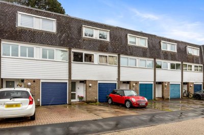 Property on Hawthorn Close, RH12 2LH