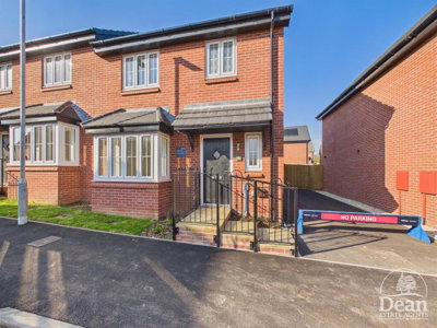 Property on GL15 5AU