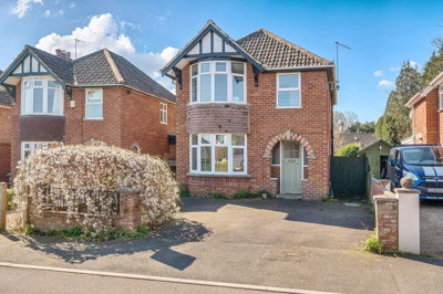 Property on Windsor Crescent, BA11 2EA