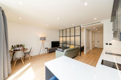 Property on E1W 2AR