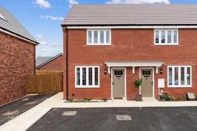 Property on University Fields, WR11 2TD