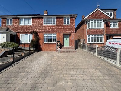 Property on Penk Ridge, PO9 3LT