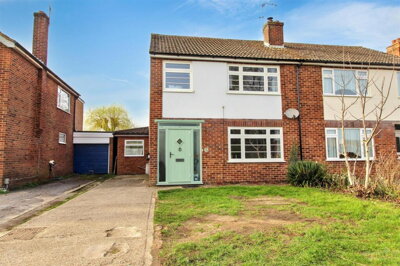 Property on School Road, RG31 5AN