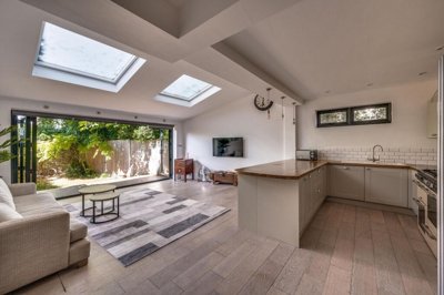 Property on Uxbridge Road, W12 0NT