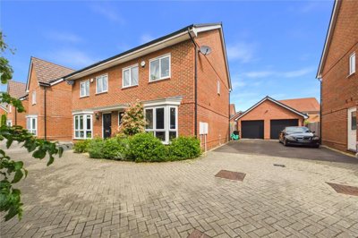 Property on Fingal Crescent, RG7 1FL