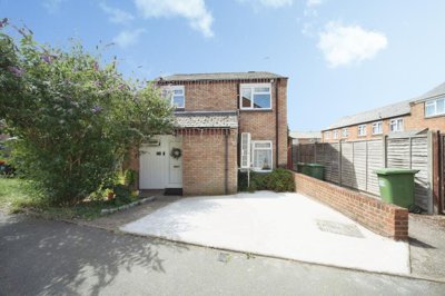 Property on Southwood Road, LU5 4EN