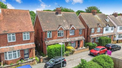 Property on Howard Road, RG40 2BX