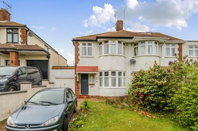 Property on Russell Lane, N20 0AZ