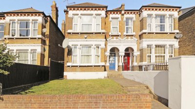 Property on Catford Hill, SE6 4PU