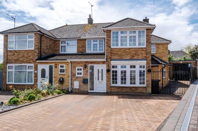 Property on Holmwood Close, LU5 4QX
