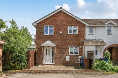 Property on Kingfisher Way, OX26 6YB