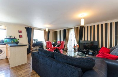 Property on Oakleigh Road North, N20 0RU