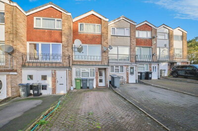 Property on Nash Square, B42 2EX