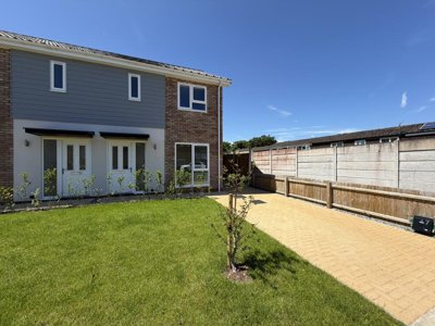 Property on NN11 4QG