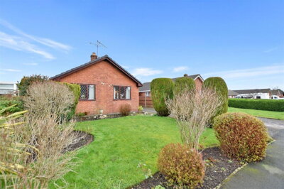 Property on Nantlais, LL11 3YY