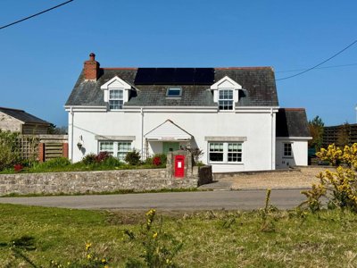 Property on PL30 4LX