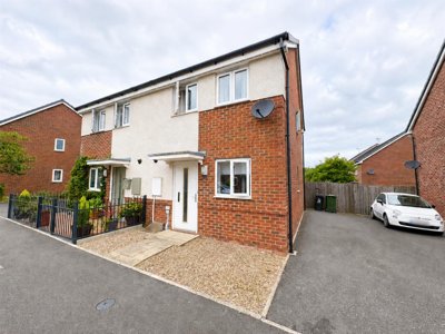 Property on Laxton Crescent, WR11 3JS