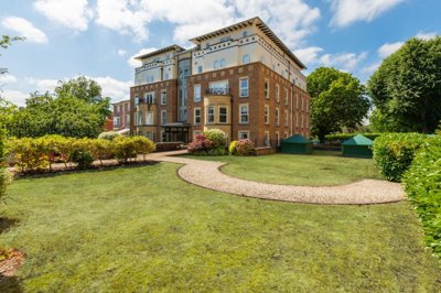 Property on The Avenue, BS8 3GE