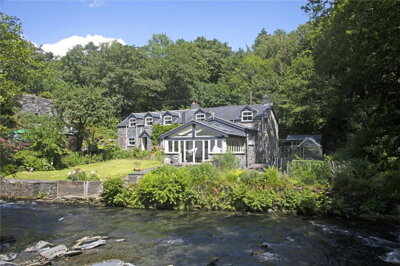 Property on SY20 9AR