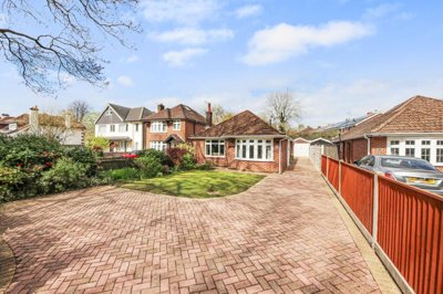 Property on West End Road, SO18 6QN