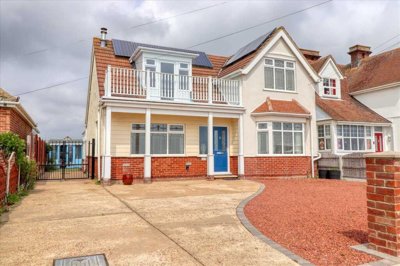 Property on Kings Parade, CO15 5JL