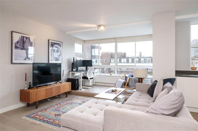 Property on Cheyne Walk, SW3 5HN