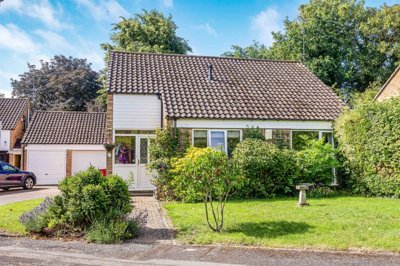 Property on Hewett Close, RG4 7ER
