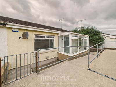 Property on Brynglas, SA43 2EE