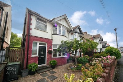 Property on Grosvenor Road, LU3 2EG