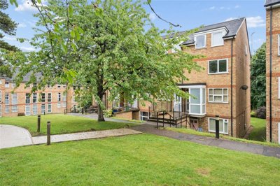Property on Lincoln Court, HP4 3EN