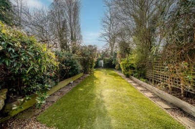 Property on SE24 9HN