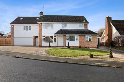 Property on Smiths Field, CM77 6BX