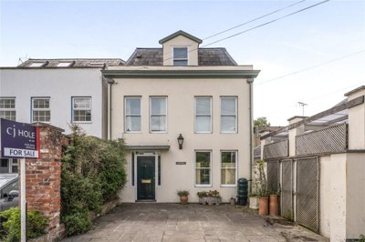 Property on GL52 6EP