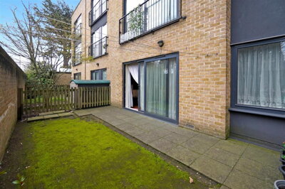 Property on Bath Road, TW4 7DE