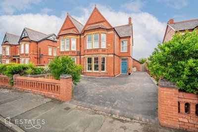 Property on Queens Walk, LL18 3NG