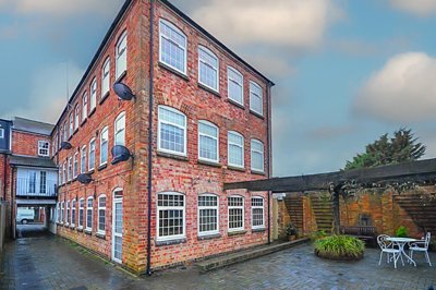 Property on NN10 0FS