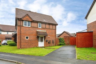 Property on Heol Pentre Bach, SA4 4ZA