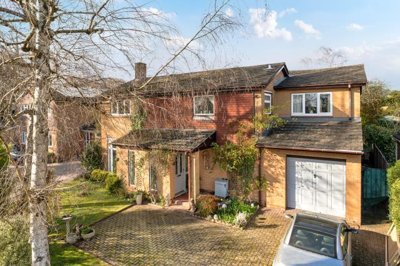 Property on RG12 2SE