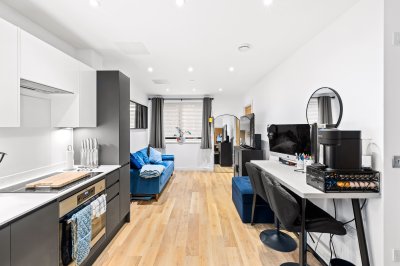 Property on GU21 5FY