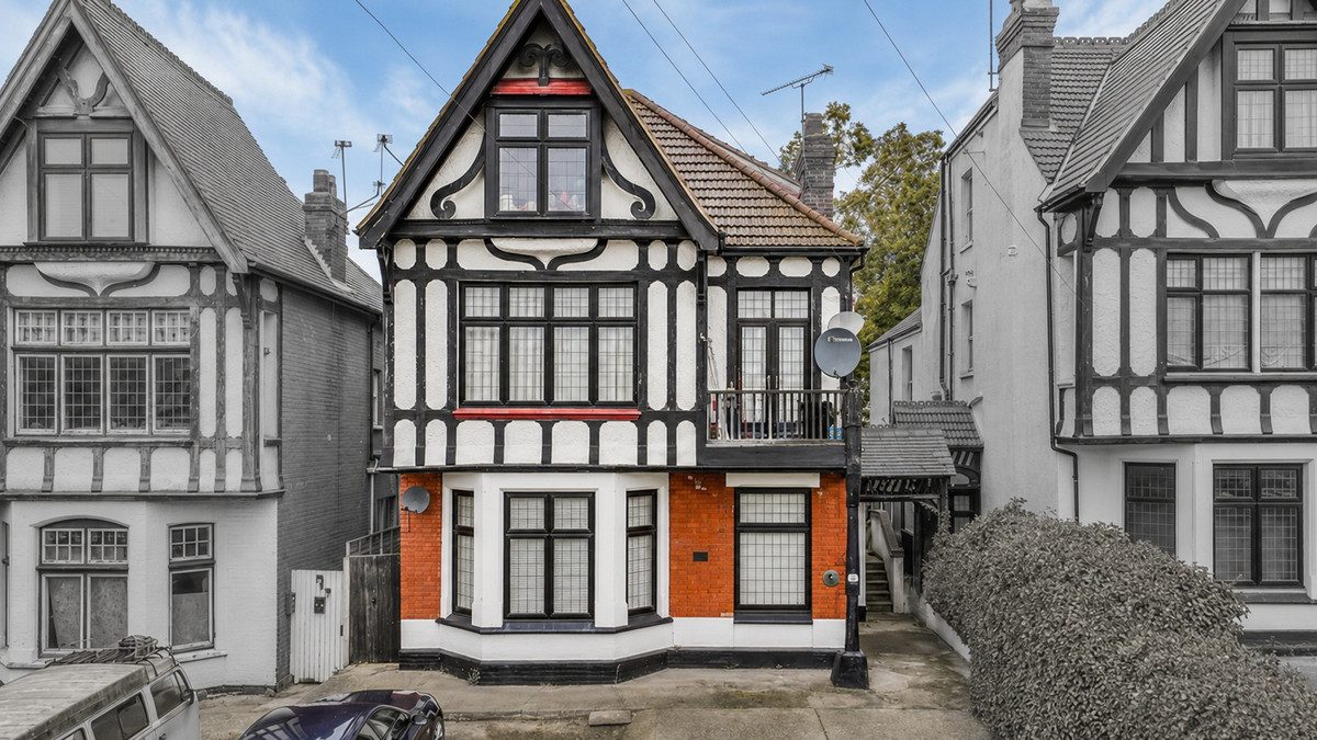 9 Cossington Road, Westcliff-on-sea SS0 7NJ