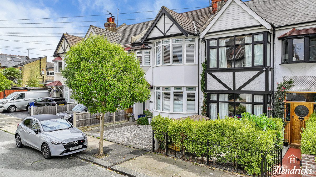 110 Dawlish Drive, Leigh-on-sea SS9 1QS