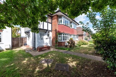 Property on SM4 4PG