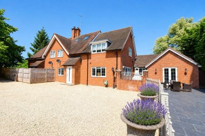 Property on RG27 0JE