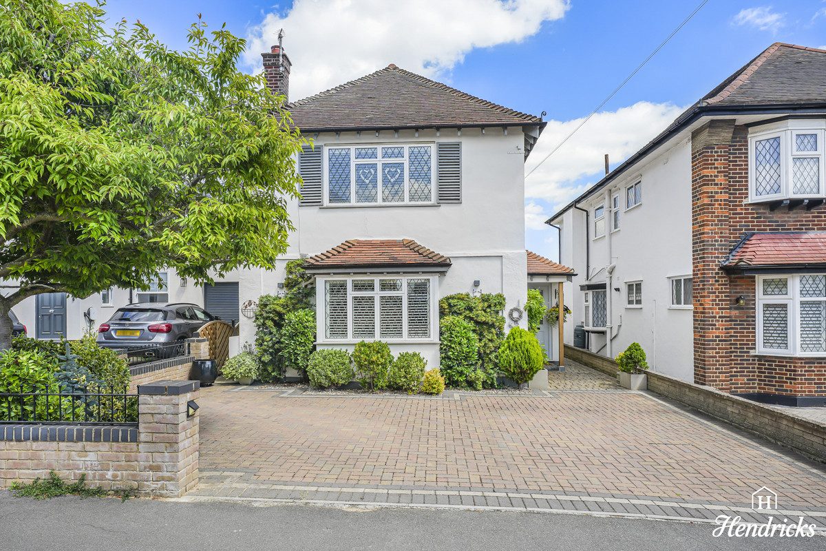 54 Tattersall Gardens, Leigh-on-sea SS9 2QT