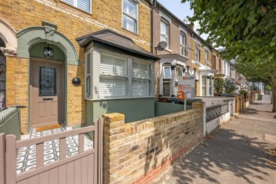 Property on E11 3LJ