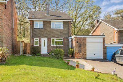 Property on Greenfields, GU31 5JH