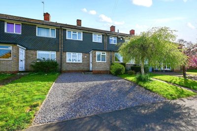 Property on Woodlands, RG25 3HW