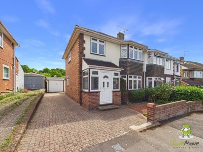 Property on Morley Road, RG21 3LH