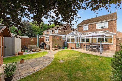Property on De Montfort Grove, RG17 0DQ