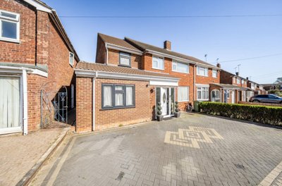 Property on Fairfield Road, LU5 4JT